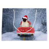 Mops Hund im Schnee sitzen im Weihnachtswagen Große Geschenktüte