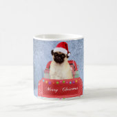 Mops Hund im Schnee sitzen im Weihnachtswagen Kaffeetasse (Mittel)