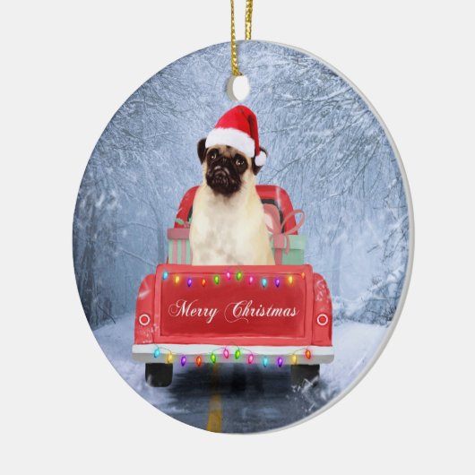 Mops Hund im Schnee sitzen im Weihnachtswagen Keramik Ornament (Links)