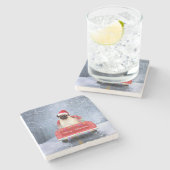 Mops Hund im Schnee sitzen im Weihnachtswagen Steinuntersetzer (Seitenansicht)