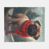 Mops Hund im Schnee Weihnachten Fleecedecke (Vorderseite (Horizontal))