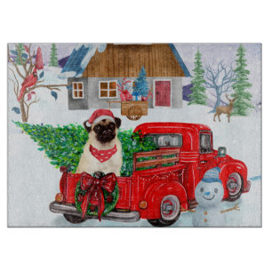 Mops Hund in der Weihnachtslieferung LKW Schnee Schneidebrett