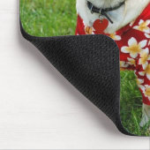 Mops-Hund in einem hawaiischen Shirt Mousepad (Ecke)