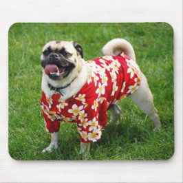 Mops-Hund in einem hawaiischen Shirt Mousepad