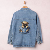 Mops-Hund in einer Tasche Jeansjacke (Hangar)