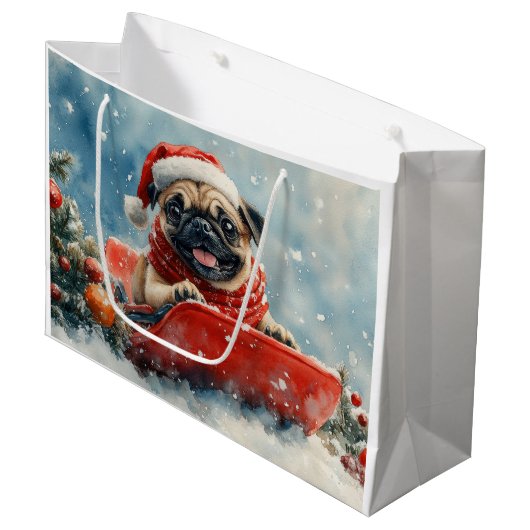 Mops Hund in Sledge Lass es Schnee Weihnachten Große Geschenktüte (Vorderseite Schrägansicht)