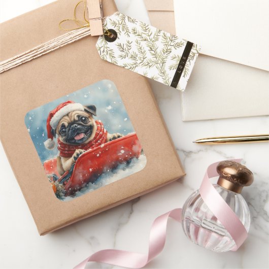 Mops Hund in Sledge Lass es Schnee Weihnachten Quadratischer Aufkleber (Schenken)