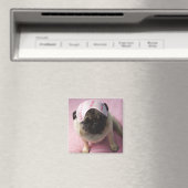 Mops Hund mit Augenmaske im Kopf im Bett, Magnet (In Situ (Geschirrspüler))