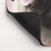 Mops Hund mit Augenmaske im Kopf im Bett, Mousepad (Ecke)
