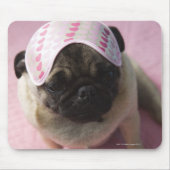 Mops Hund mit Augenmaske im Kopf im Bett, Mousepad (Vorne)