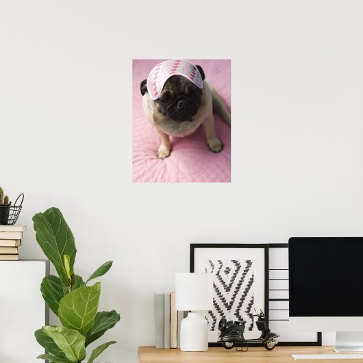 Mops Hund mit Augenmaske im Kopf im Bett, Poster (Heimbüro)