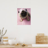 Mops Hund mit Augenmaske im Kopf im Bett, Poster (Küche)