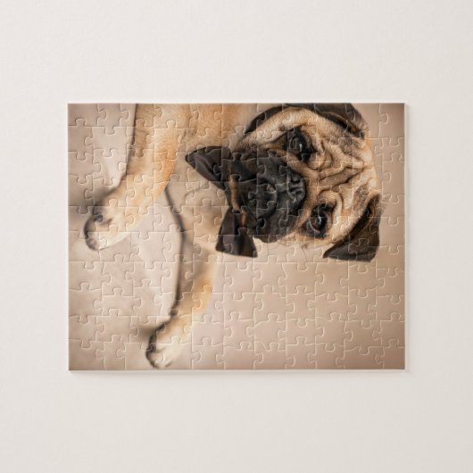 Mops-Hund mit Bogen-Krawatte Puzzle (Horizontal)