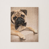 Mops-Hund mit Bogen-Krawatte Puzzle (Vertikal)