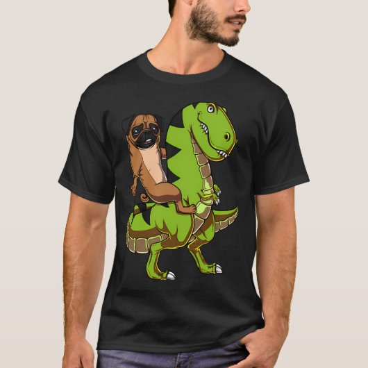 Mops-Hund reitet T-Rex-Dinosaurier T-Shirt (Vorderseite)