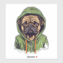 Mops Hund trägt grüne Hoodie