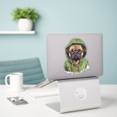 Mops Hund trägt grüne Hoodie Aufkleber (Laptop auf Schreibtisch)