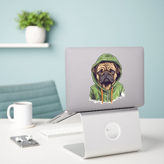 Mops Hund trägt grüne Hoodie Aufkleber (Laptop auf Schreibtisch)