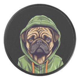 Mops Hund trägt grüne Hoodie Eishockey Puck