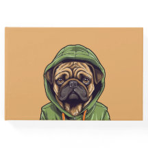 Mops Hund trägt grüne Hoodie
