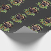 Mops Hund trägt grüne Hoodie Geschenkpapier (Ecke)