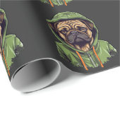 Mops Hund trägt grüne Hoodie Geschenkpapier (Rolleneckpunkt)