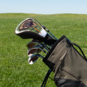 Mops Hund trägt grüne Hoodie Golf Headcover (In SItu)