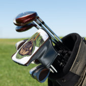 Mops Hund trägt grüne Hoodie Golf Headcover (In Situ)