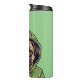 Mops Hund trägt grüne Hoodie Thermosbecher (Nach rechts gedreht)