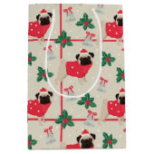 Mops Hunde mit Sweater & Christmas Weihnachtsmannm Mittlere Geschenktüte (Vorderseite)
