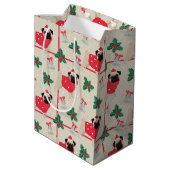 Mops Hunde mit Sweater & Christmas Weihnachtsmannm Mittlere Geschenktüte (Rückseite Schrägansicht)