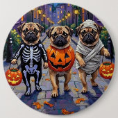 Mops Hunde Trick-oder-Treating in Halloween-Kostüm Button (Vorderseite)