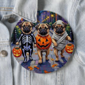 Mops Hunde Trick-oder-Treating in Halloween-Kostüm Button (Beispiel)