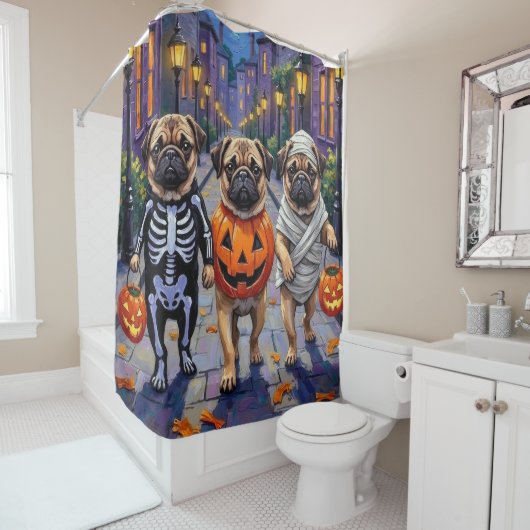 Mops Hunde Trick-oder-Treating in Halloween-Kostüm Duschvorhang (Beispiel)