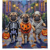 Mops Hunde Trick-oder-Treating in Halloween-Kostüm Duschvorhang (Vorderseite)