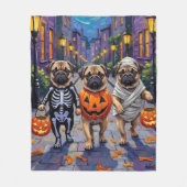 Mops Hunde Trick-oder-Treating in Halloween-Kostüm Fleecedecke (Vorderseite)
