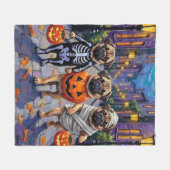 Mops Hunde Trick-oder-Treating in Halloween-Kostüm Fleecedecke (Vorderseite (Horizontal))