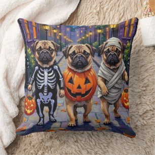 Mops Hunde Trick-oder-Treating in Halloween-Kostüm Kissen