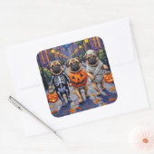 Mops Hunde Trick-oder-Treating in Halloween-Kostüm Quadratischer Aufkleber (Umschlag)