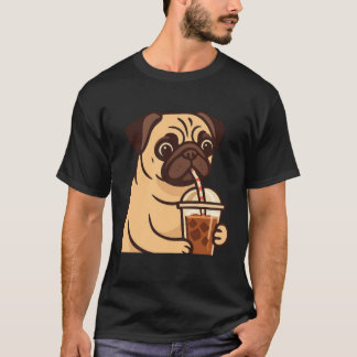 Mops Hunden trinkt eisgekühlten Kaffee Süßer Hund  T-Shirt