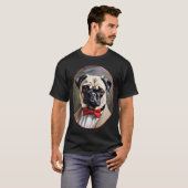 Mops-Hundeporträt in Mantel und Krawatte T-Shirt (Vorne ganz)