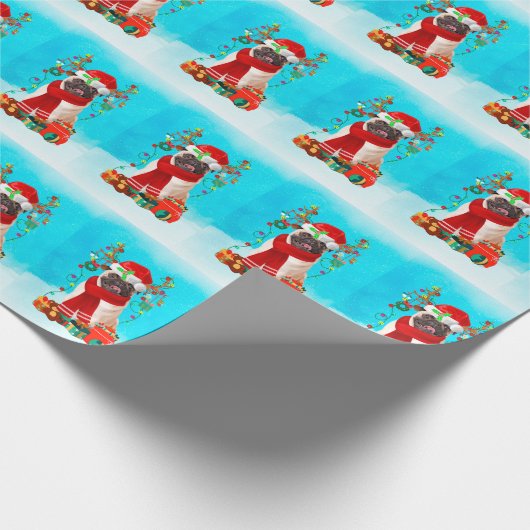 Mops im Schnee mit Weihnachtsgeschenken Geschenkpapier (Ecke)