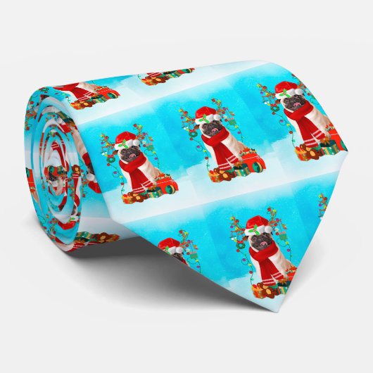 Mops im Schnee mit Weihnachtsgeschenken Krawatte (Gerollt)