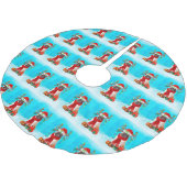 Mops im Schnee mit Weihnachtsgeschenken Polyester Weihnachtsbaumdecke (Schrägansicht)