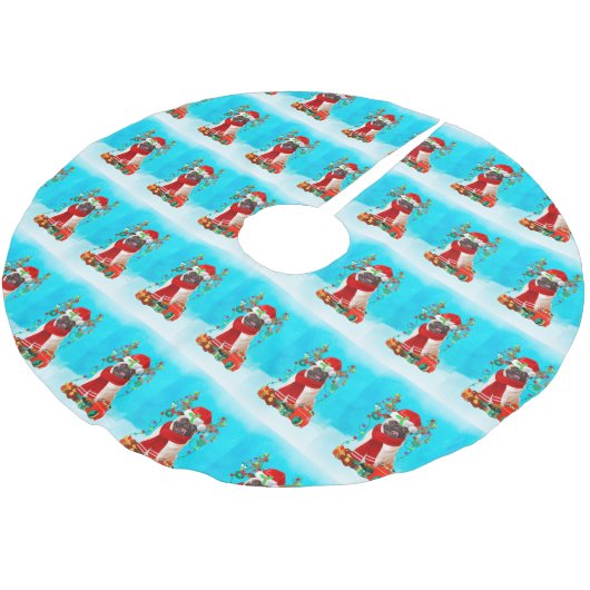 Mops im Schnee mit Weihnachtsgeschenken Polyester Weihnachtsbaumdecke (Schrägansicht)