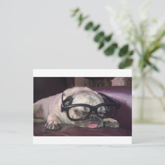 Mops in Brille Postkarte (Stehend Vorderseite)