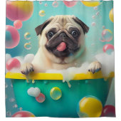 Mops in der Badewanne mit Blasen Duschvorhang (Vorderseite)