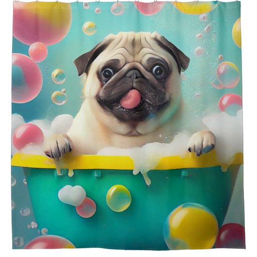 Mops in der Badewanne mit Blasen Duschvorhang (Vorderseite)