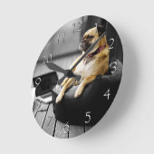 Mops in der Erholung Runde Wanduhr (Winkel)