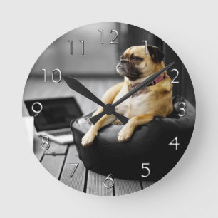 Mops in der Erholung Runde Wanduhr